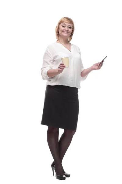 Femme d'affaires avec smartphone et café à emporter. — Photo