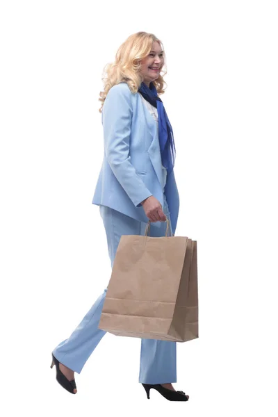 Вид збоку. щаслива жінка з сумками, що йдуть додому . — стокове фото