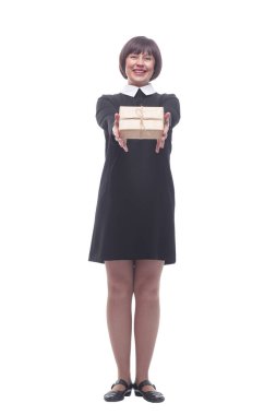 Tam gelişim. Paketi olan mutlu genç bir kadın..