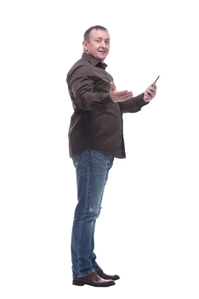 Зрілий чоловік зі смартфоном, що вказує на білий екран  . — стокове фото