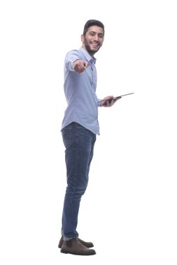 Yan görünüş. Genç adam boş panoya işaret ediyor..