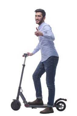 Yan görünüş. Elektrikli scooterlı çekici bir genç adam..