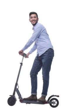 Yan görünüş. Elektrikli scooterlı çekici bir genç adam..
