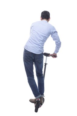 Dikiz aynası. Genç adam elektrikli scooterla ayrılıyor. .