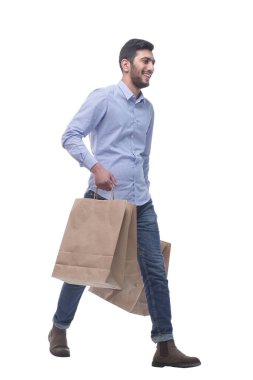 Alışveriş çantalı mutlu adam kendinden emin adımlarla ilerliyor..