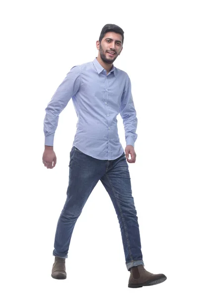 Säker ung man i jeans kliver fram. — Stockfoto