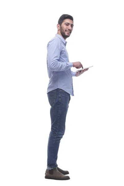 Homem sorrindo batendo na tela de um tablet digital . — Fotografia de Stock