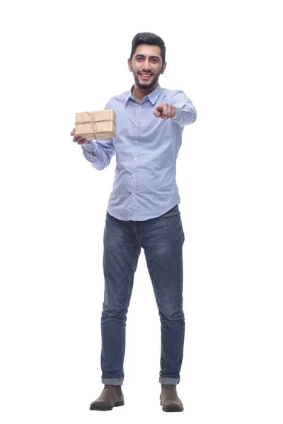 Heureux jeune homme avec un cadeau en papier artisanal. — Photo