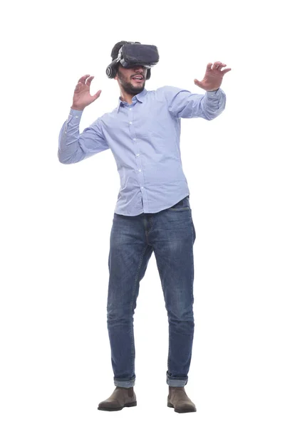 En pleno crecimiento. joven sonriente con gafas de realidad virtual. — Foto de Stock