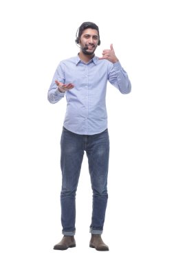 Tam gelişim. Kulaklıklı arkadaş canlısı genç adam sana bakıyor..