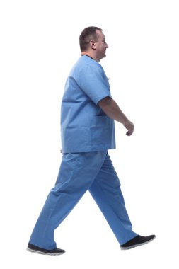 Kendine güvenen erkek sağlık görevlisi öne doğru ilerliyor. beyaz arkaplanda izole edilmiş.