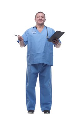 Kendine güvenen erkek doktor not alıyor..
