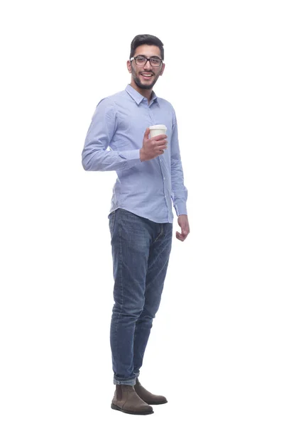 Joven hombre sonriente sosteniendo un café para llevar. — Foto de Stock