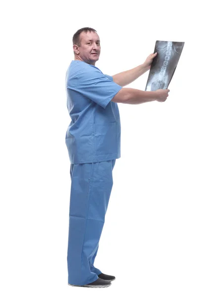 Doctor serio mirando cuidadosamente la radiografía. aislado sobre un fondo blanco. — Foto de Stock