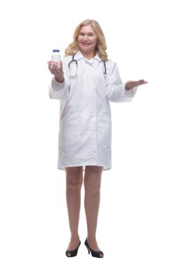 Doktor el dezenfektanı gösteriyor. beyaz arkaplanda izole.