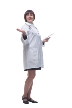 Kadın doktor dijital tablet kullanıyor. beyaz arkaplanda izole edilmiş.