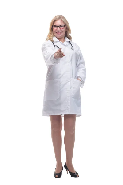 Erfaren kvinnlig läkare med stetoskop. isolerad på en vit bakgrund. — Stockfoto