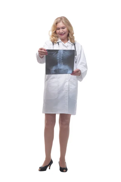 Doctora con una radiografía. aislado sobre un fondo blanco. — Foto de Stock