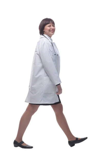 Confiante mulher paramédica avançando. isolado sobre um fundo branco. — Fotografia de Stock