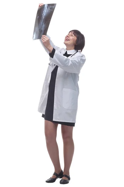 Doctora sonriente con una radiografía. aislado sobre un fondo blanco. — Foto de Stock