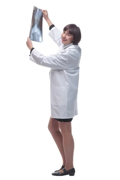 Médica a verificar raio-X. isolado sobre um fundo branco. — Fotografia de Stock