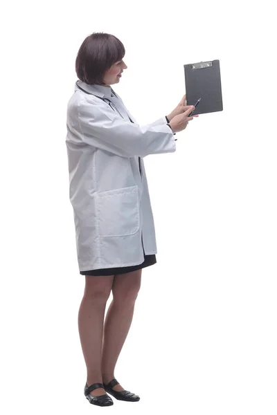 女医生在剪贴板上做笔记。在白色背景上隔离. — 图库照片