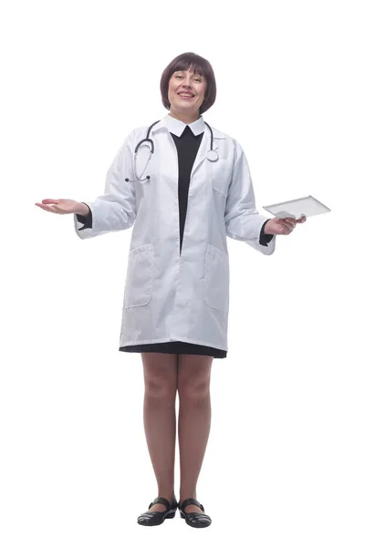 Médico fêmea com um comprimido digital. isolado sobre um fundo branco. — Fotografia de Stock