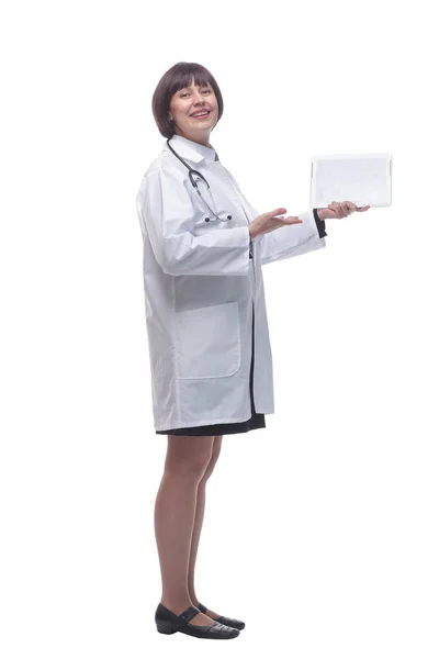 Γυναίκα γιατρός δείχνει ψηφιακό δισκίο. απομονωμένο σε λευκό φόντο. — Φωτογραφία Αρχείου