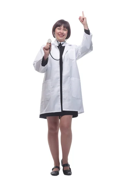 Φιλική γυναίκα γιατρός με στηθοσκόπιο στα χέρια της — Φωτογραφία Αρχείου