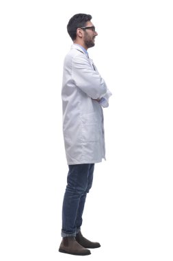 Steteskoplu kendine güvenen bir doktor sana bakıyor. beyaz arkaplanda izole edilmiş.