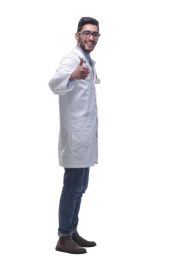 Steteskoplu kendine güvenen bir doktor sana bakıyor. beyaz arkaplanda izole edilmiş.