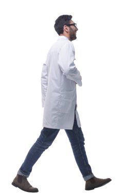 Steteskopla ileri doğru yürüyen mutlu bir doktor..