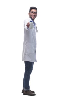 Gülümseyen doktor sana el dezenfektanı uzatıyor. .