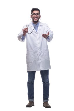 Gülümseyen doktor dijital tabletin ekranını işaret ediyor.