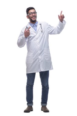 Beyaz boş ekrana bakan düşünceli bir doktor. .