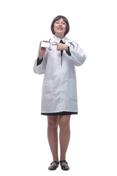 Ung kvinna läkare visar sitt visitkort . — Stockfoto