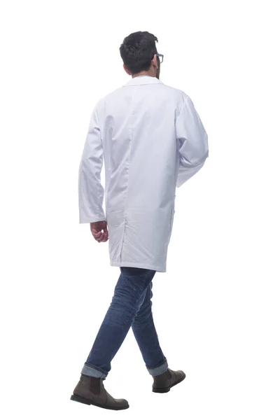Trött läkare som går sin väg. isolerad på en vit bakgrund. — Stockfoto
