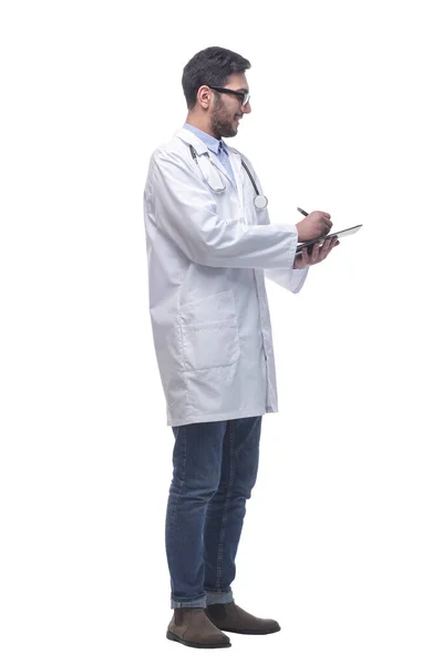 Médico que atiende haciendo notas en el portapapeles . — Foto de Stock