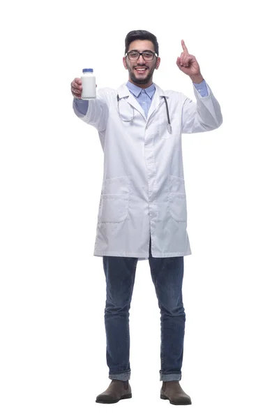 Médico sorridente apontando para higienizador das mãos. isolado sobre um fundo branco. — Fotografia de Stock