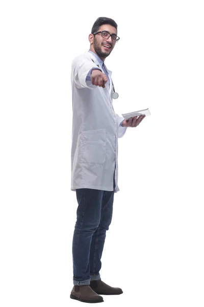 Digitális tablettát használó férfi orvos. fehér alapon elkülönítve. — Stock Fotó