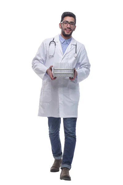 테스트 튜브 가 앞으로 뻗어 있는 의사. 하얀 배경에 고립되어 있다. — 스톡 사진