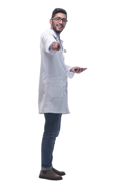 Glimlachende mannelijke arts met smartphone naar je kijken. — Stockfoto