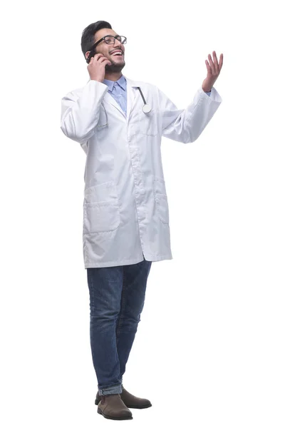 Doctor masculino con un smartphone leyendo un anuncio en una pantalla blanca. — Foto de Stock