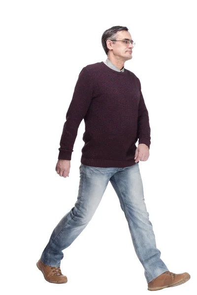 Случайный человек в джинсах и джампере шагает вперед — стоковое фото