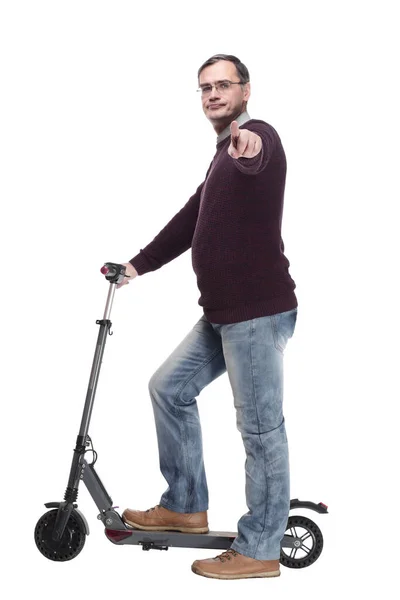 Обычный человек с электрическим скутером. изолированный на белом — стоковое фото