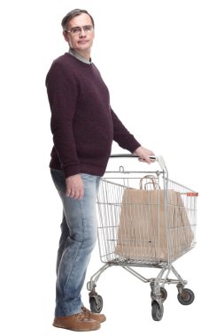 Tam boy. Alışveriş arabalı sıradan bir adam. bir beyaz üzerinde izole