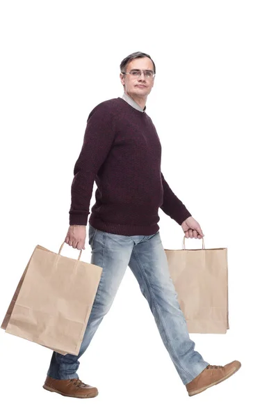 全长。一个带购物袋的休闲男人。在白色的树上被隔离 — 图库照片
