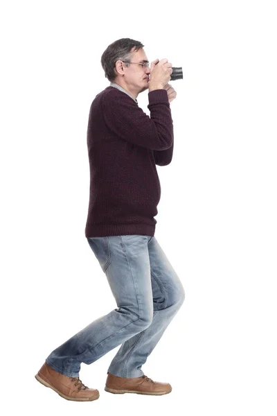 Volllang.lässiger Mann mit Kamera. isoliert auf einem weißen — Stockfoto