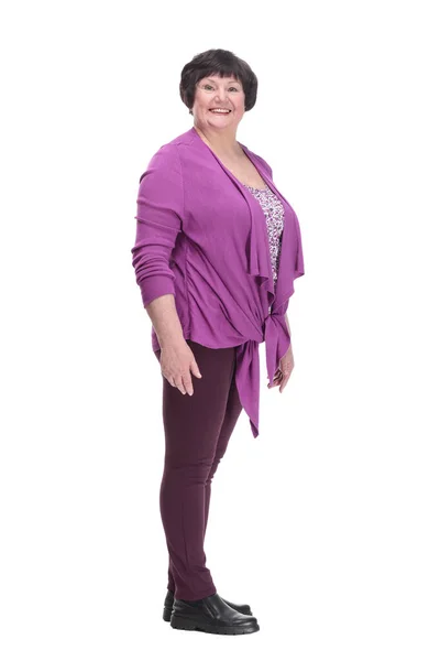 Full-length.casual пожилая женщина в фиолетовой блузке. — стоковое фото
