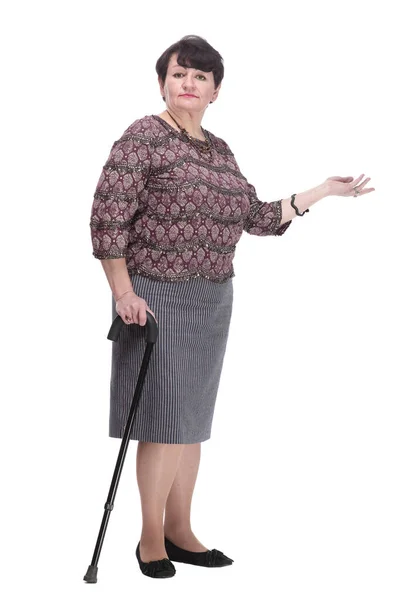全長。杖を持つカジュアルなお年寄りの女性. — ストック写真